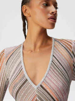 Abito lungo in maglia plissée lamé