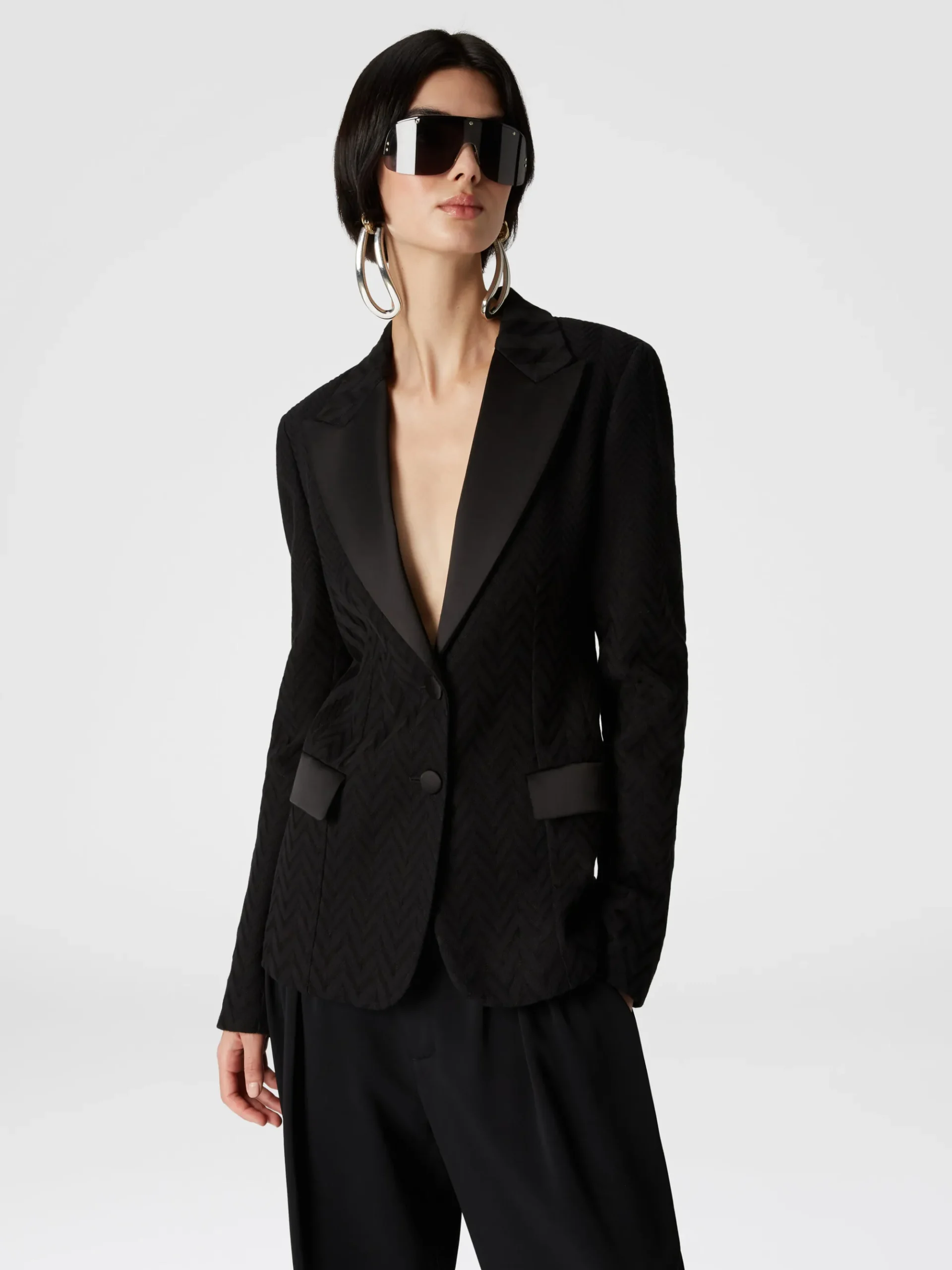 Blazer chevron con dettagli in raso