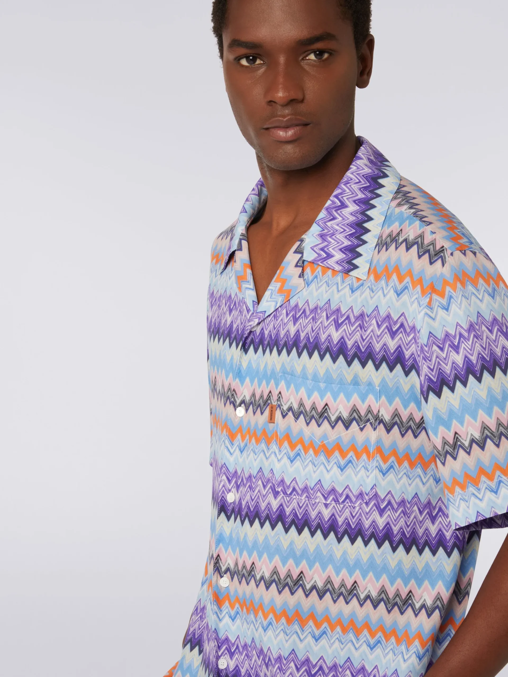 Camicia a maniche corte modello bowling in viscosa chevron