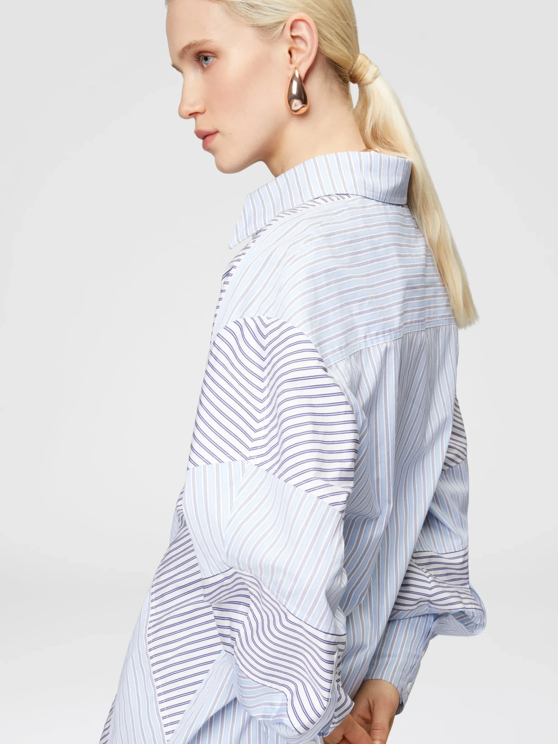 Camicia in popeline di cotone rigato con maniche ampie