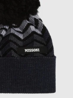 Cappello in lana vergine zig zag con logo e pon pon