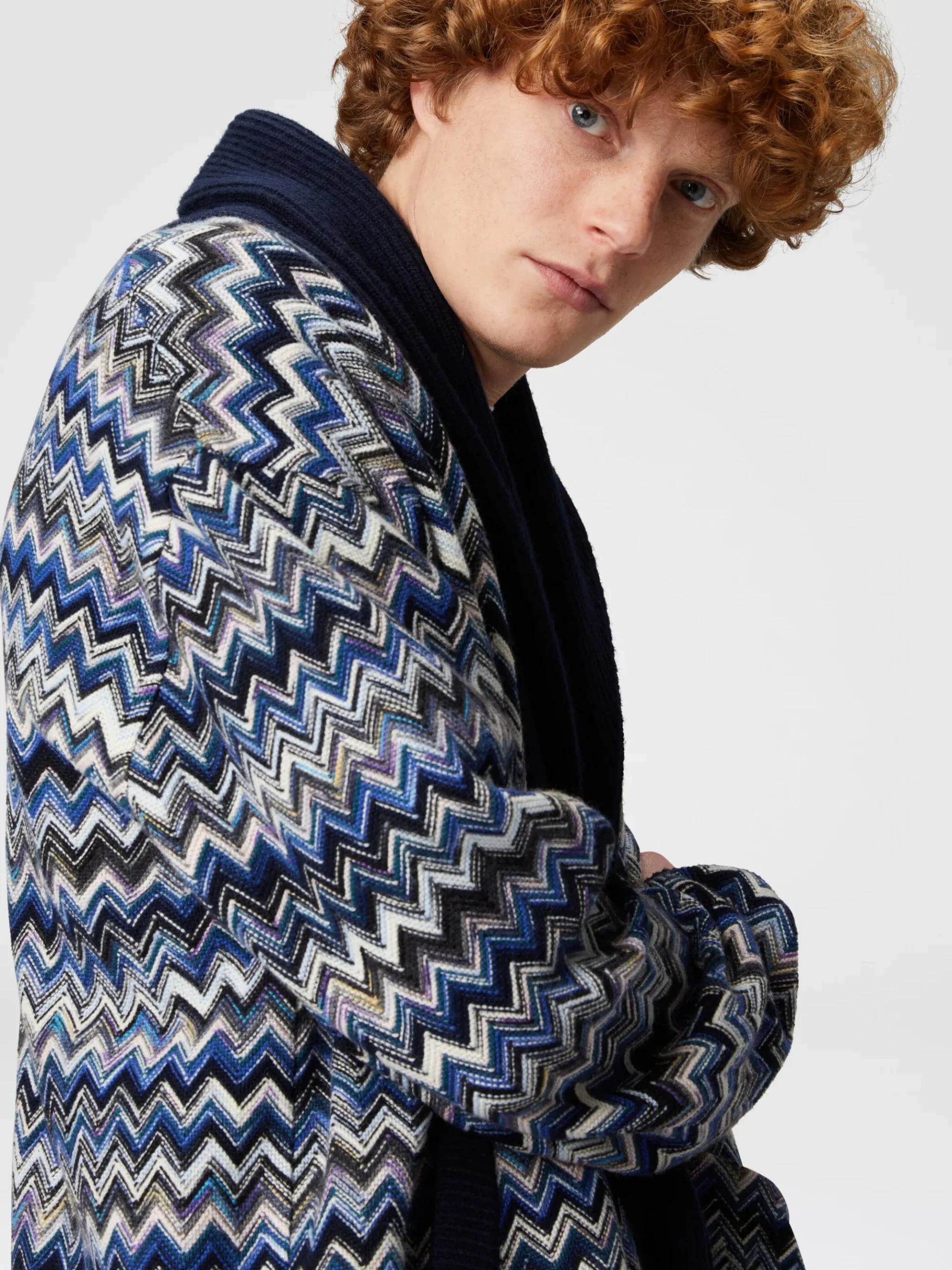 Cardigan in lana zig zag con collo sciallato