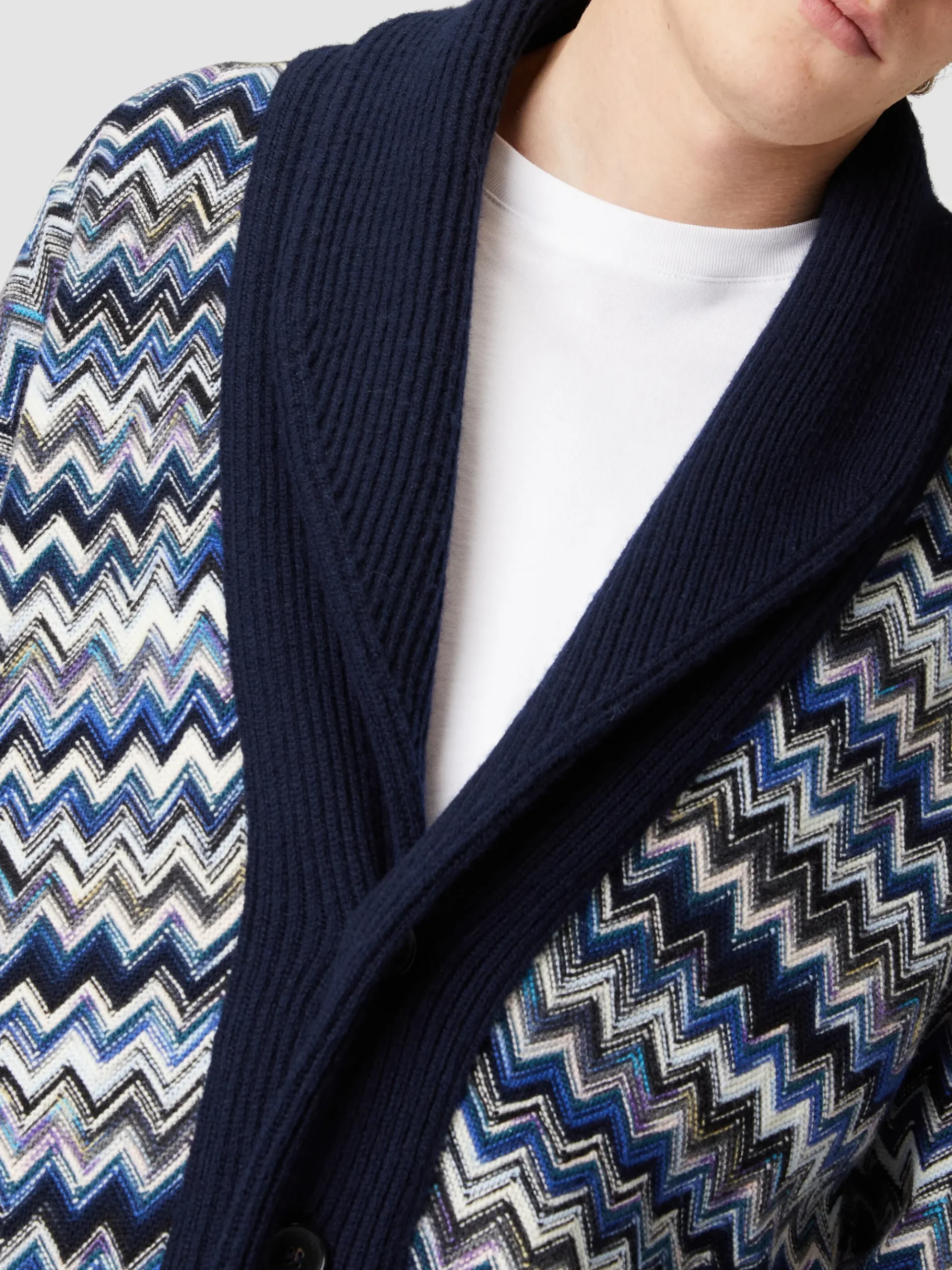 Cardigan in lana zig zag con collo sciallato
