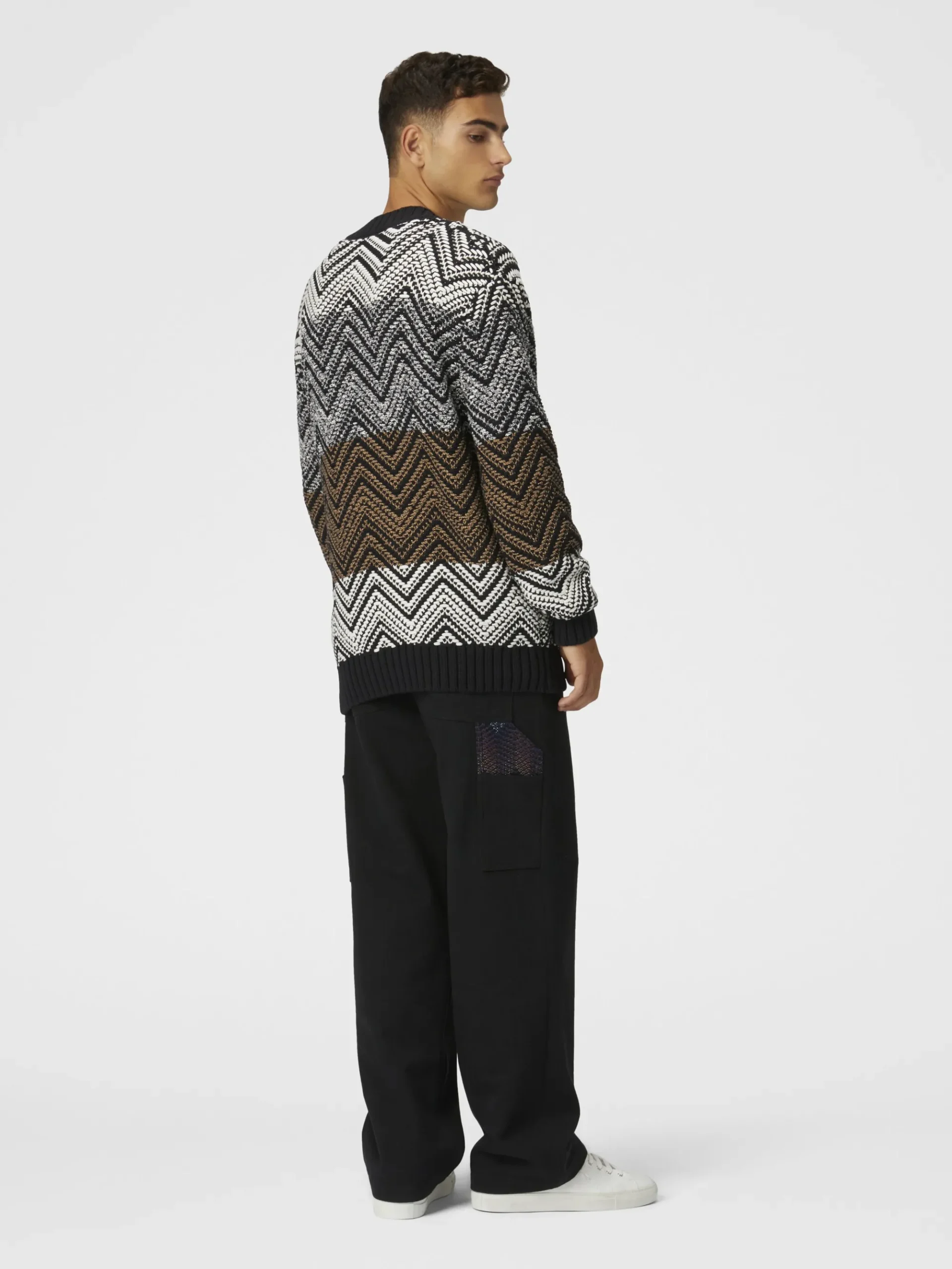 Cardigan in maglia crochet con macro zig zag e tasche