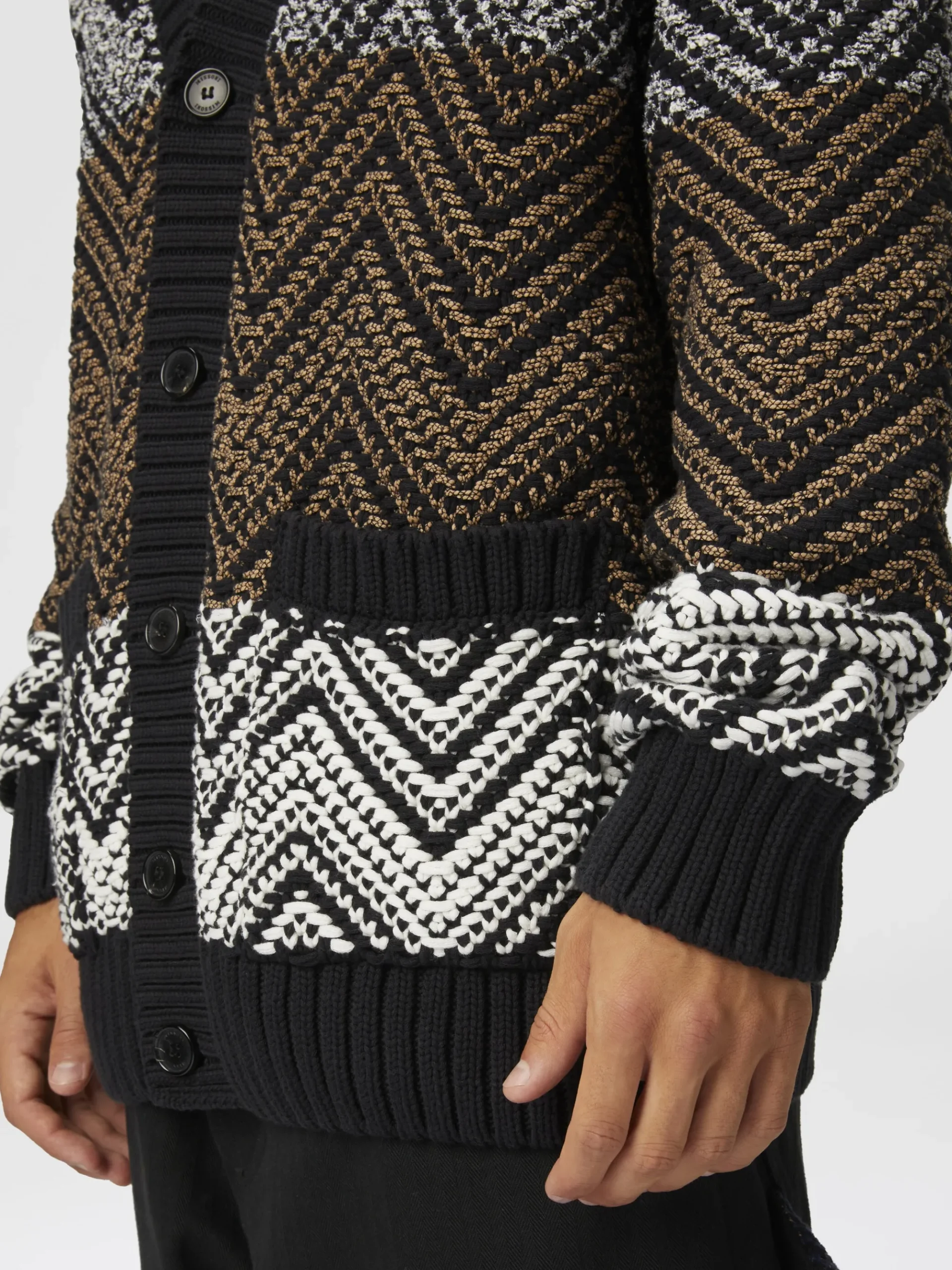 Cardigan in maglia crochet con macro zig zag e tasche
