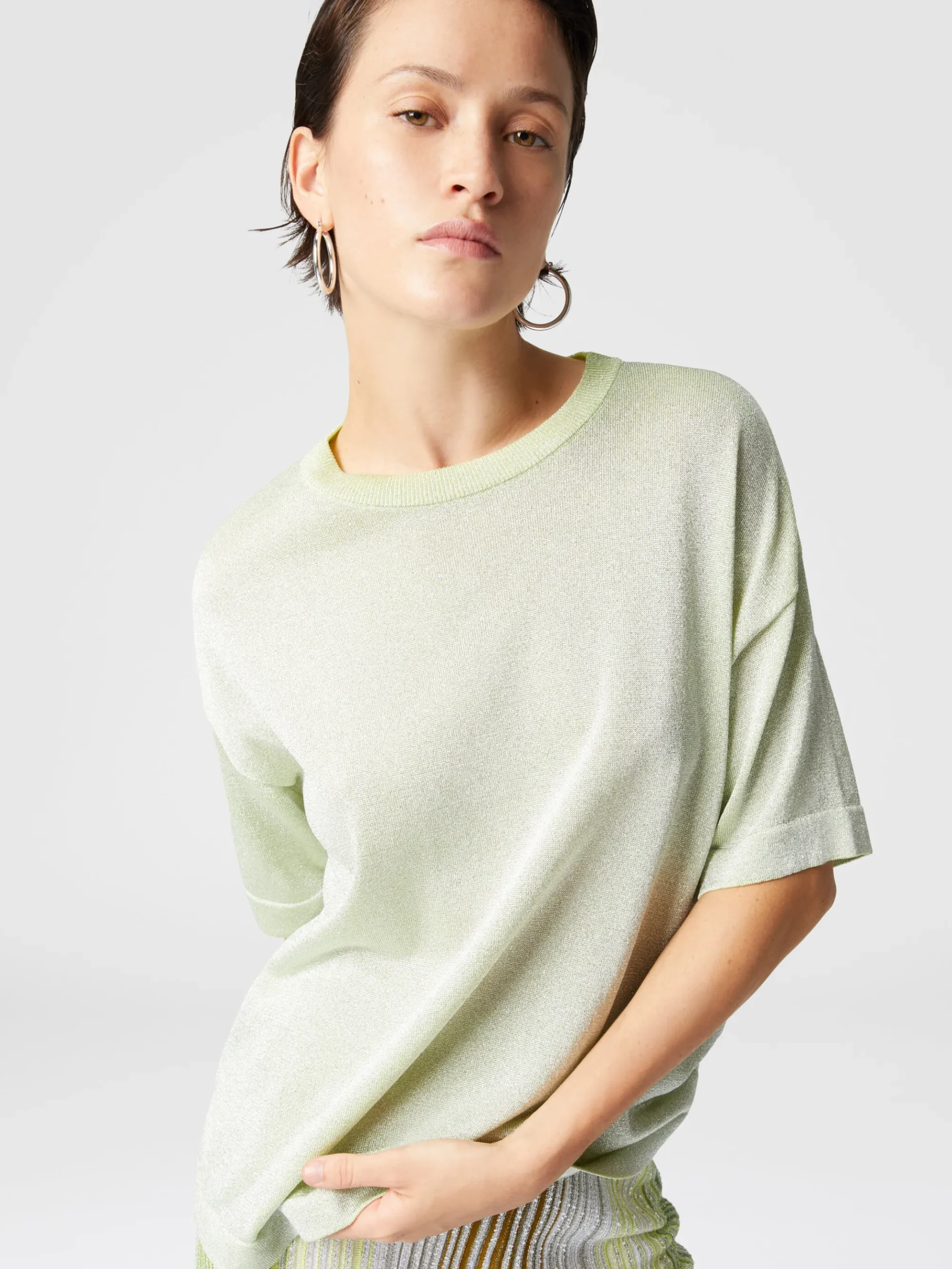 Maglia girocollo oversize in viscosa lamé con maniche cote
