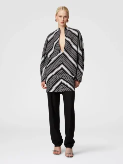 Mini-abito con maniche oversize e profonda scollatura a V