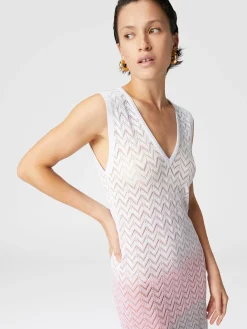Mini-abito in viscosa chevron sfumata con scollo a V