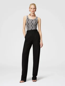 Pantaloni carrot fit motivo zig zag tono su tono