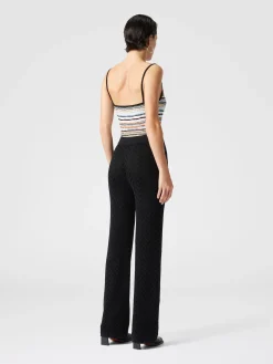 Pantaloni dritti motivo chevron tono su tono