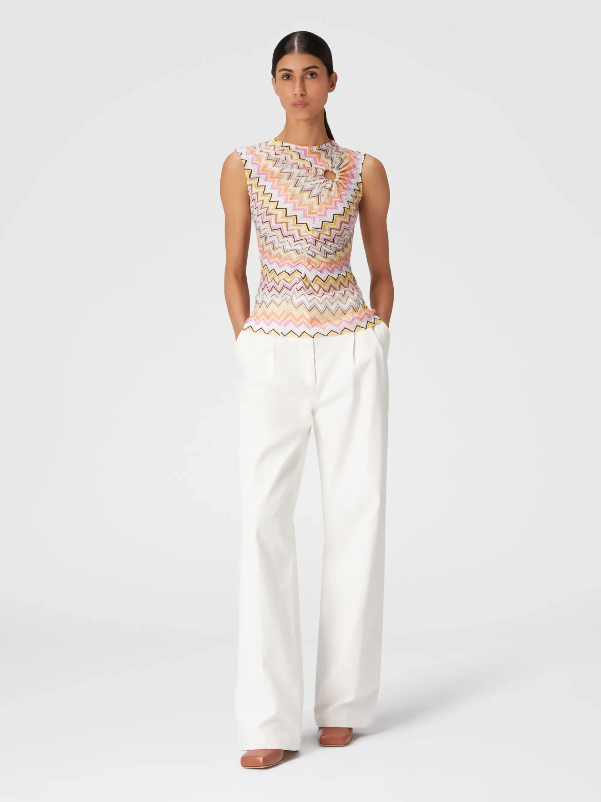 Top senza maniche con scollatura arricciata
