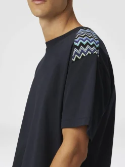 T-shirt girocollo in cotone con inserti chevron sulle spalle