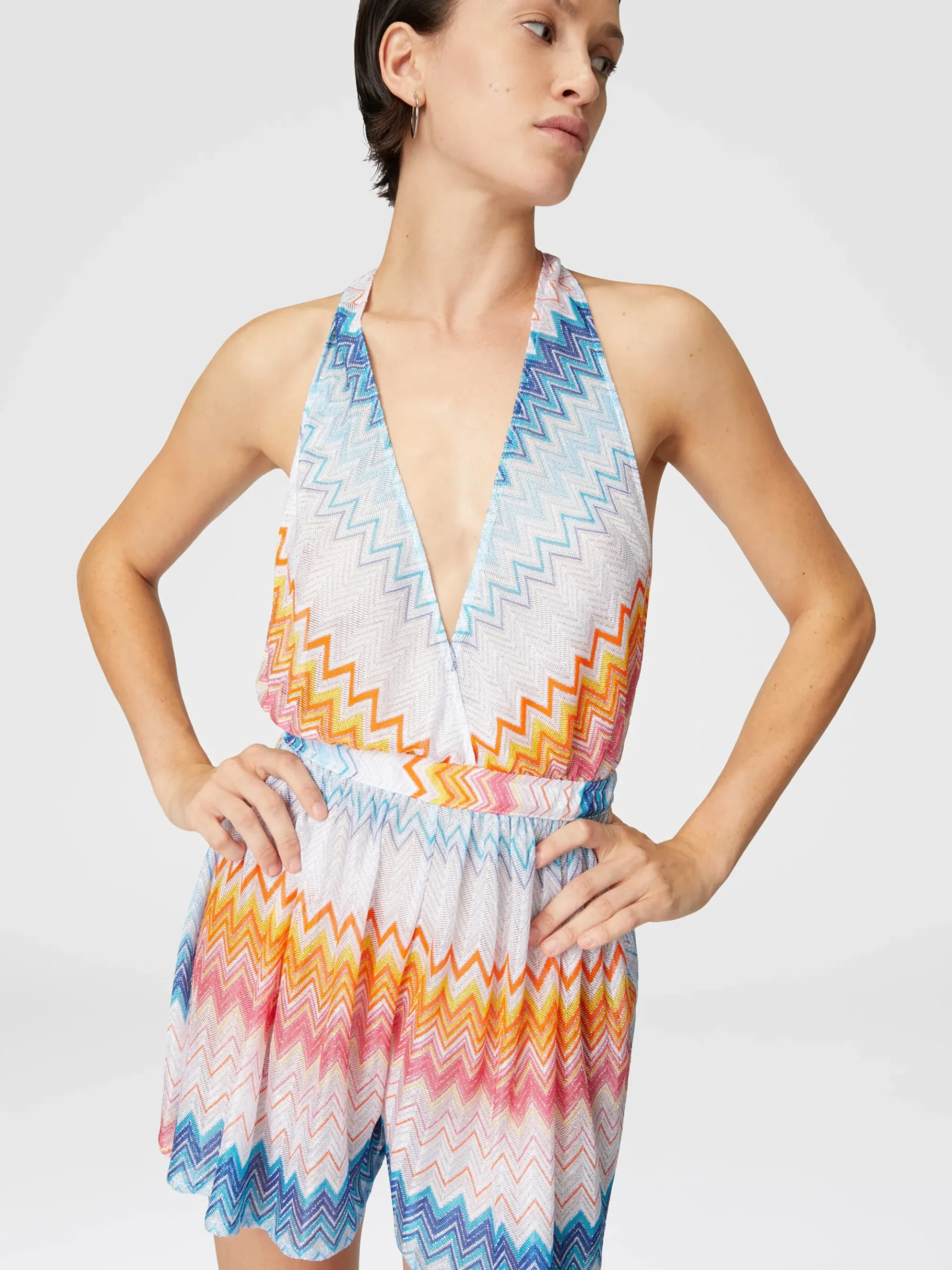 Tuta corta in misto viscosa zig zag lamé con scollo a V